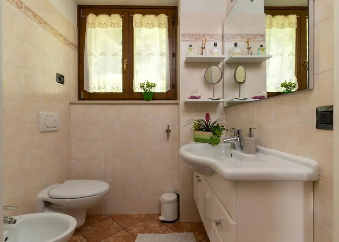 Rosmary42 Miralago بيت ضيافة 3*